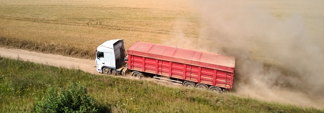 caminhão com normas de segurança na estrada transportando alimento
