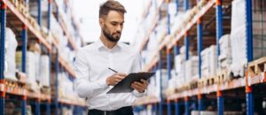 Homem fazendo gestão de Custos logísticos